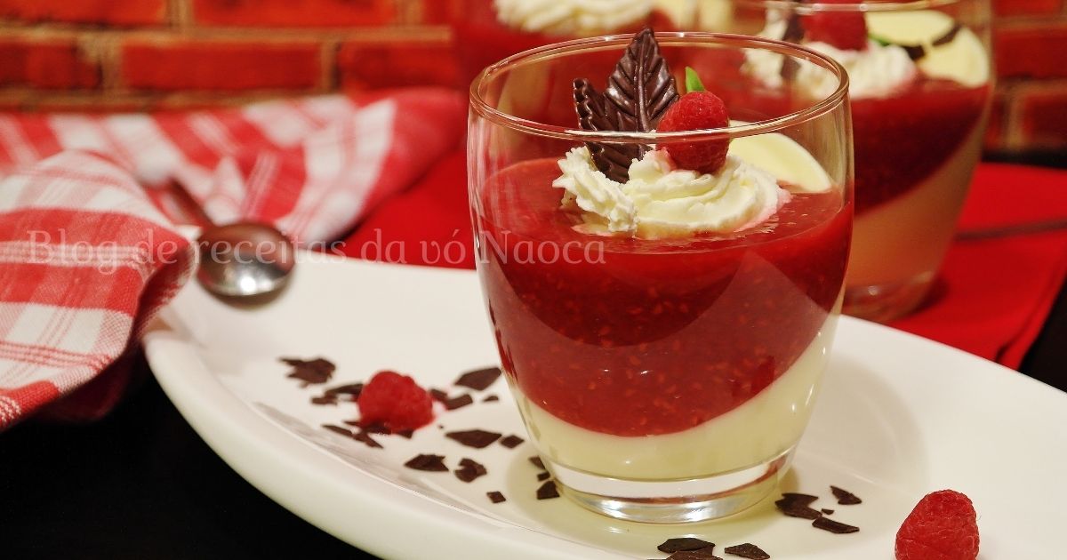 Sobremesas: Mousse de Leite Ninho com Calda de Morango