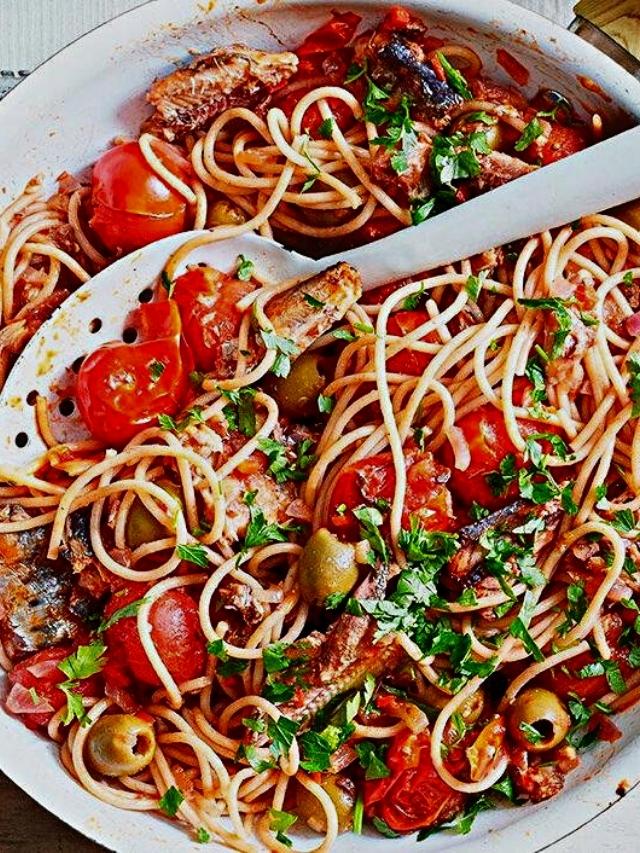 A macarronada de sardinha com molho de Tomate é uma receita econômica e deliciosa. Acompanhe....