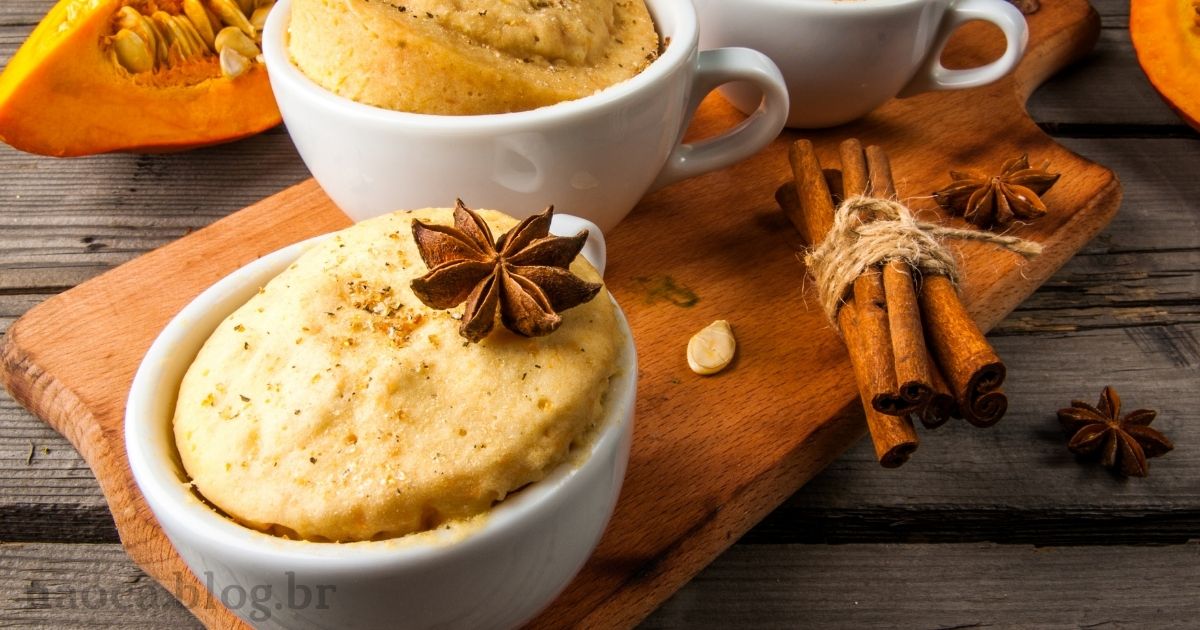 Todo mundo gosta de sobremesas doces e comer um Bolo de Caneca Fit é uma...