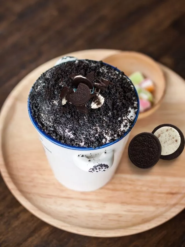 Veja como fazer bolo de biscoito Oreo feito na caneca. Vem comigo!...