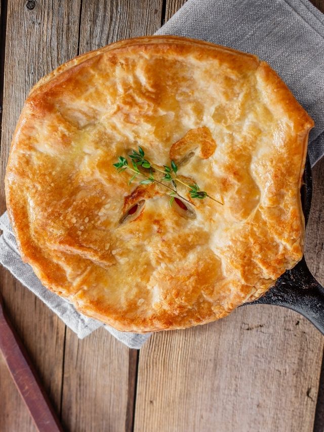 Hoje nos aventuramos a fazer um delicioso Empadão de Frango Cremoso! Essa receita da Naoca...