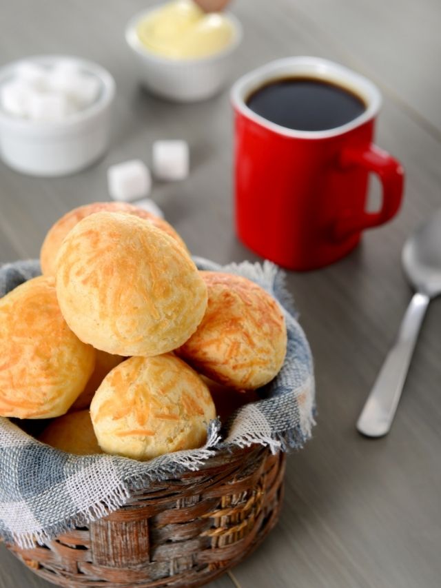Veja agora mesmo como preparar esse delicioso Pão de Queijo Caseiro Simples. Seu modo de...