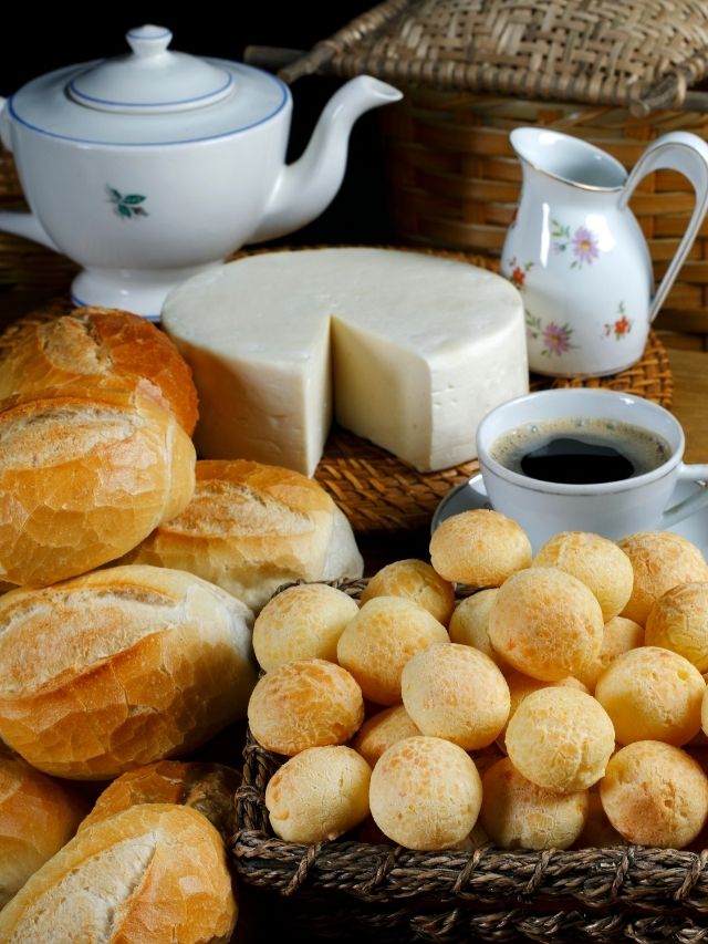 Veja agora mesmo como preparar esse delicioso Pão de Queijo Caseiro Simples. Seu modo de...