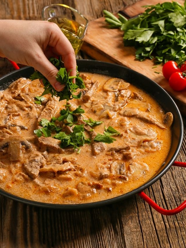 Naoca trouxe uma Receita de Strogonoff de Filé de Carne, pavê aprender o passo completo...