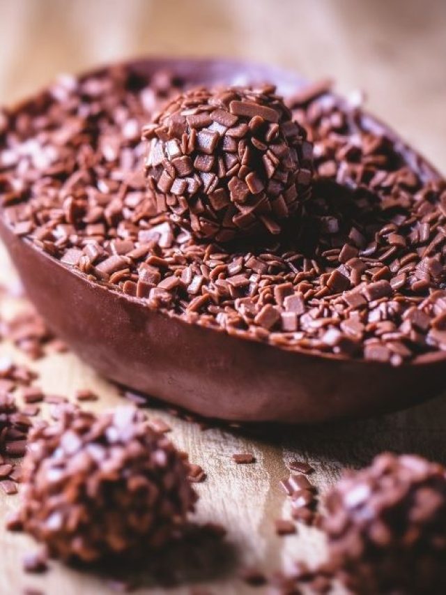 A páscoa tá chegando e fazer Ovo de Páscoa Trufado com Brigadeiro Caseiro é uma...