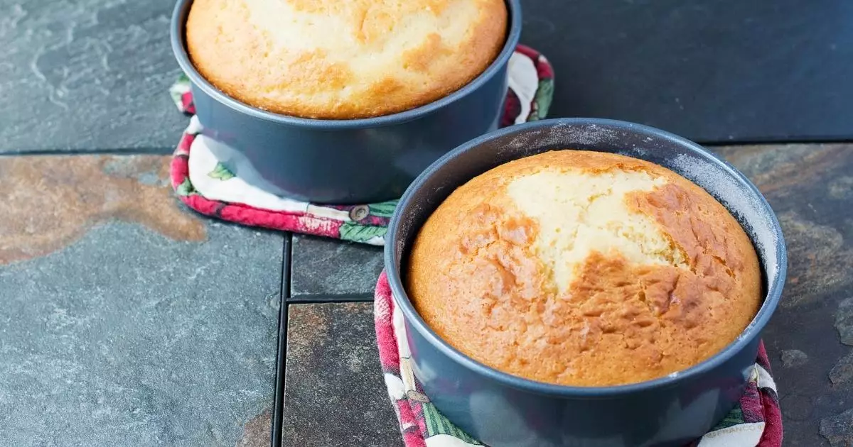 Fazer esse bolo de baunilha é muito fácil e pode ser servido sem ou com calda....