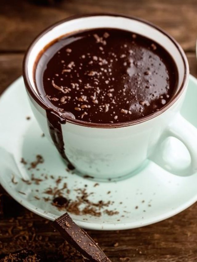 Veja agora mesmo como preparar um delicioso chocolate quente cremoso, que encanta do cheiro ao...