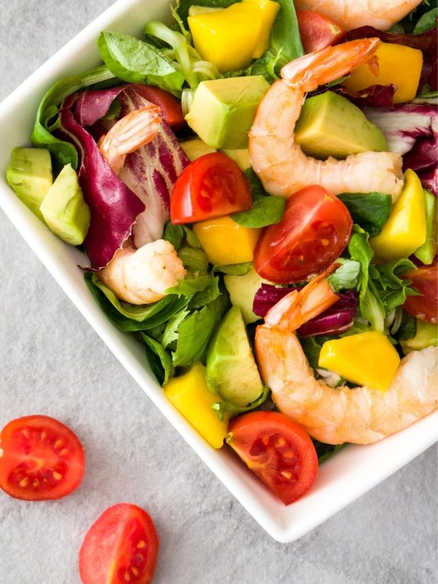 De fato, fazer essa salada de camarão é uma ótima escolha para acompanhar o almoço...