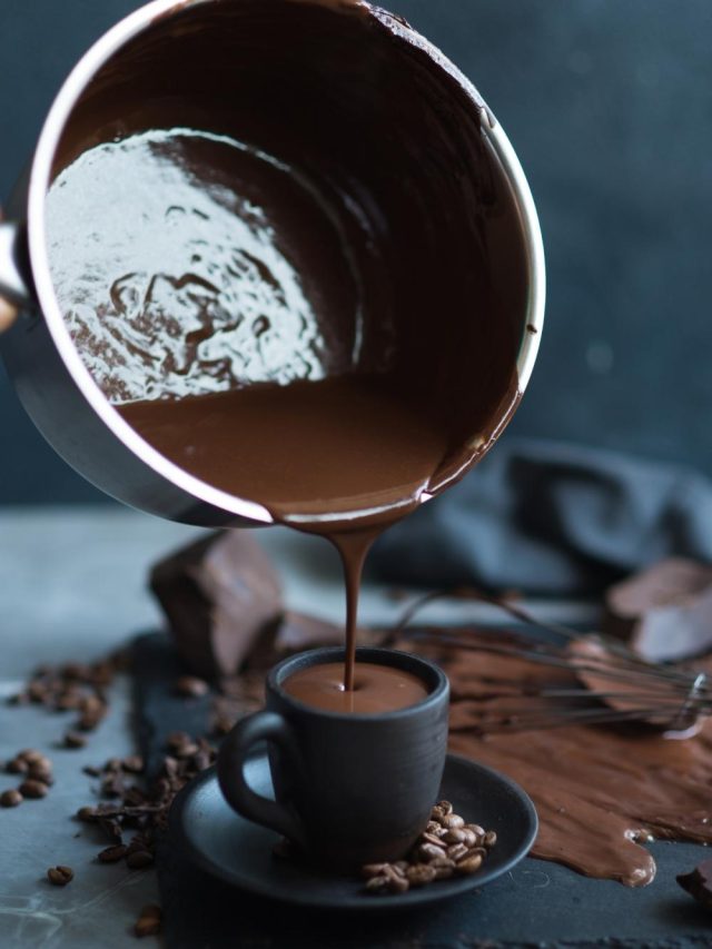 Veja agora mesmo como preparar um delicioso chocolate quente cremoso, que encanta do cheiro ao...