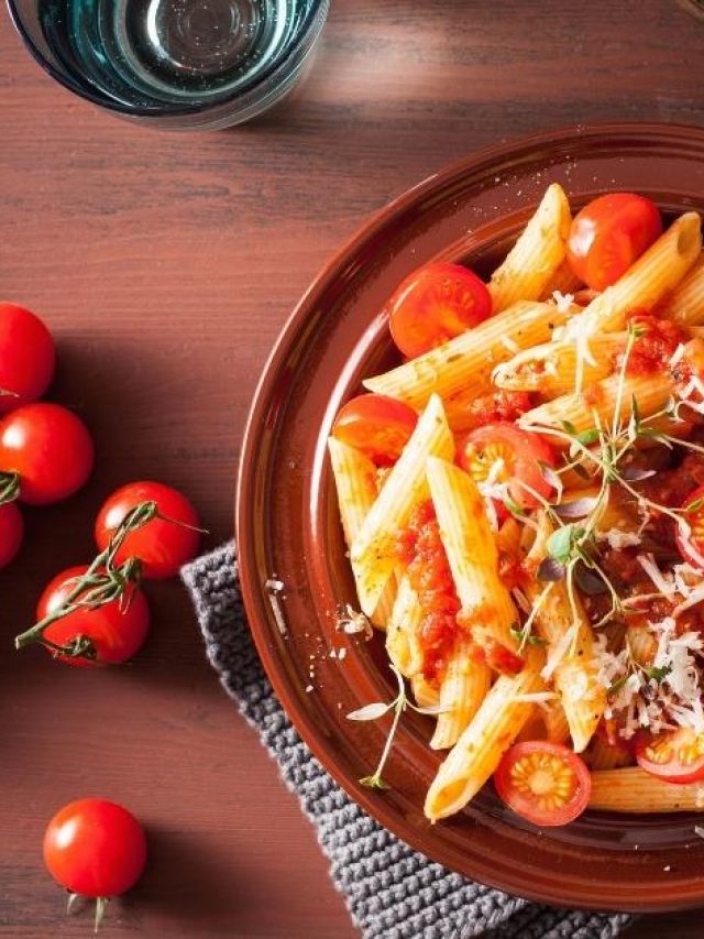 Sabe aquele famoso macarrão com queijo e tomates cerejas que sempre aparece na internet? É...