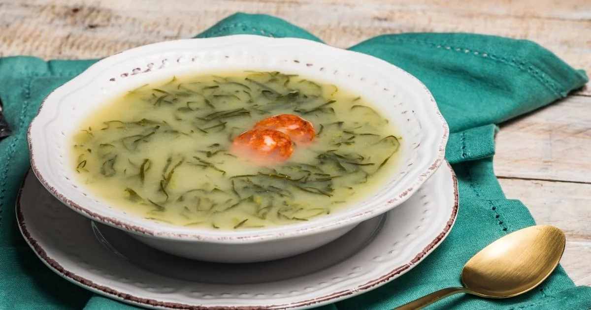 A receita de caldo verde com couve é muito simples de fazer. Ela é uma...