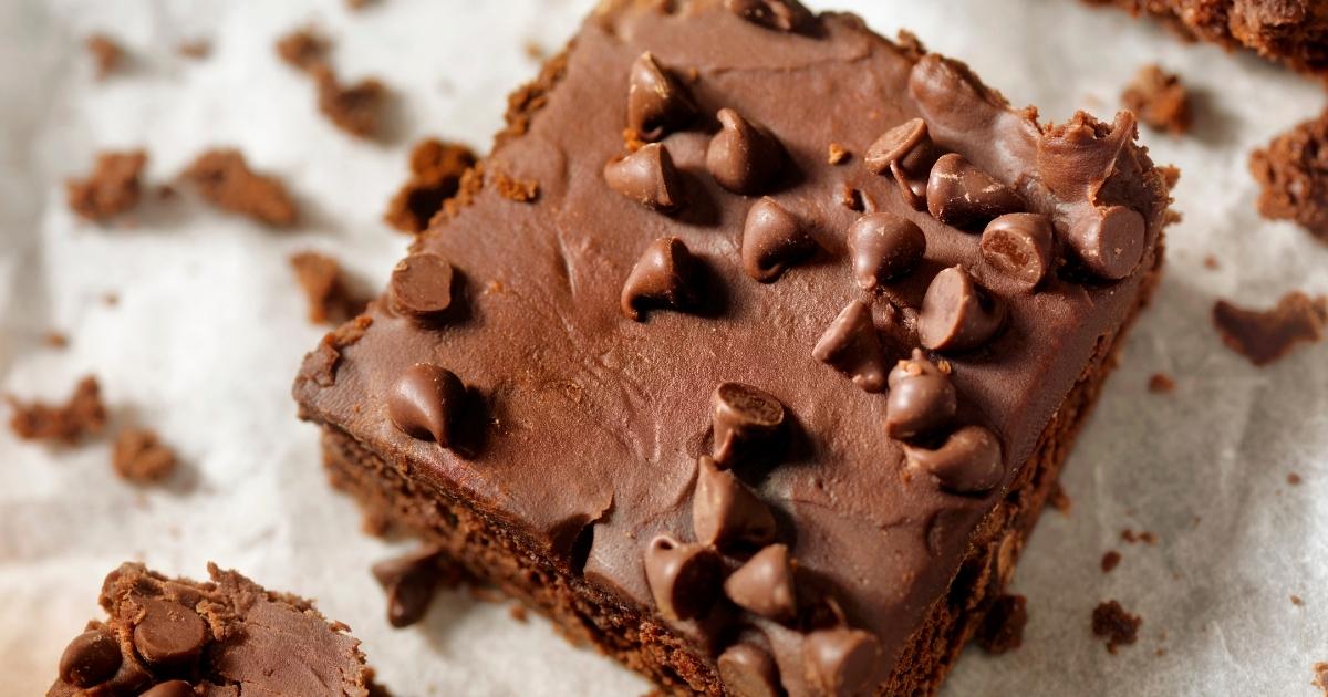 Veja como fazer um brownie com gotas de chocolate com apenas poucos ingredientes e que...