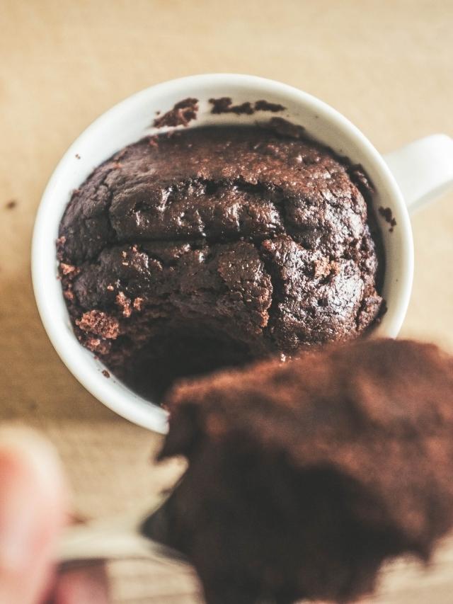 Veja como é fácil fazer essa receita de brownie de caneca. Basta você separar os...