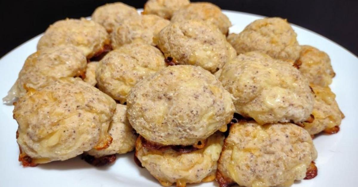 Esse pão de queijo fit é livre de glúten e baixo carboidrato. Essa receita vai...