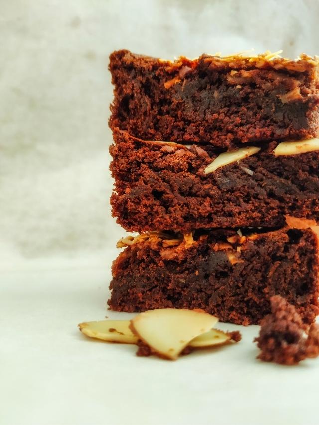 O brownie fit de chocolate é uma receita gostosa, simples e rápido. Faça você também....