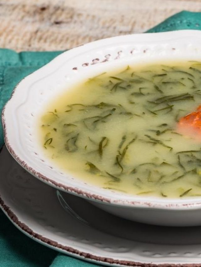 O caldo verde é uma receita simples e nutritiva feita de couve verde e conhecida...