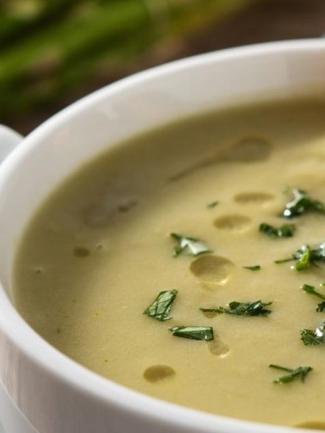 O caldo verde é uma receita simples e nutritiva feita de couve verde e conhecida...