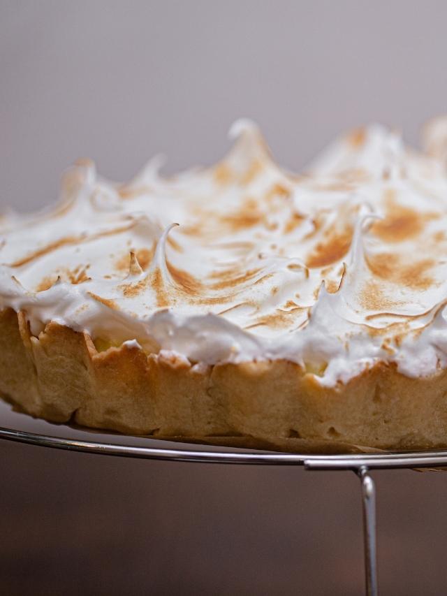 Veja nessa receita como fazer uma torta de limão com suspiro que deixa você com...