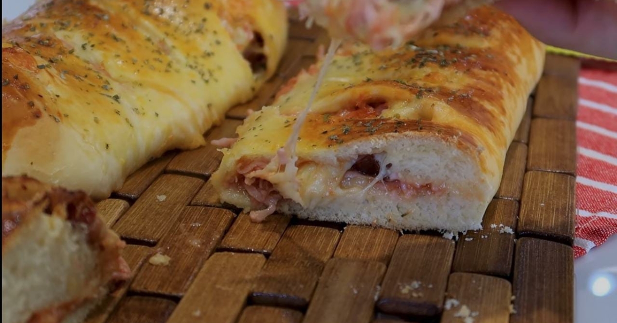 Que tal aprender uma receitinha de pães recheados com queijo e presunto para saborear em...