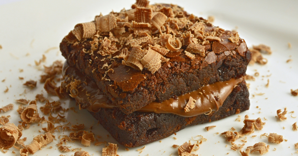 Veja na receita de hoje como fazer um brownie recheado com brigadeiro. Faça para você...