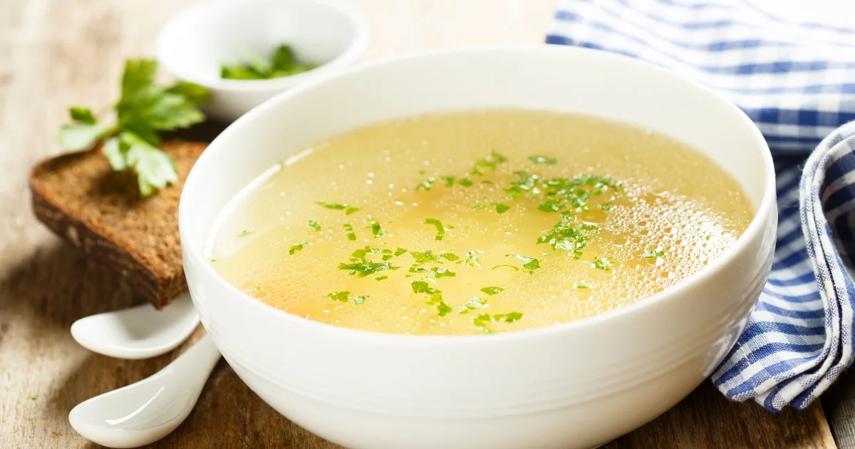 Venha aprender a preparar um delicioso caldo de frango simples e rápido, além poder reaproveitar...