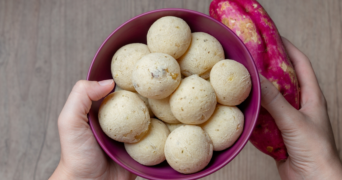 Hoje você vai aprender a fazer a receita de pão de queijo vegano que tem...