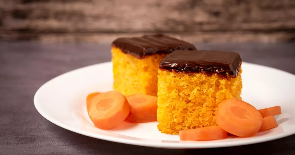 Delicie com esse bolo de cenoura na airfryer. Imagina uma calda cremosa de chocolate sobre...