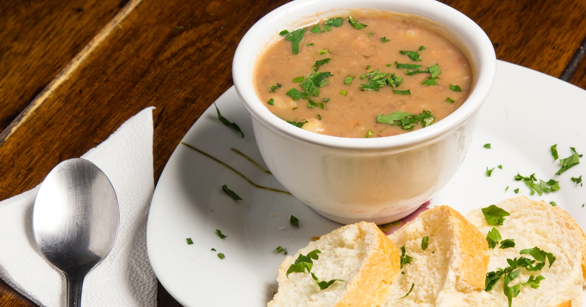 Se você ama um bom caldo quente, então se prepare para colocar essa receita de...