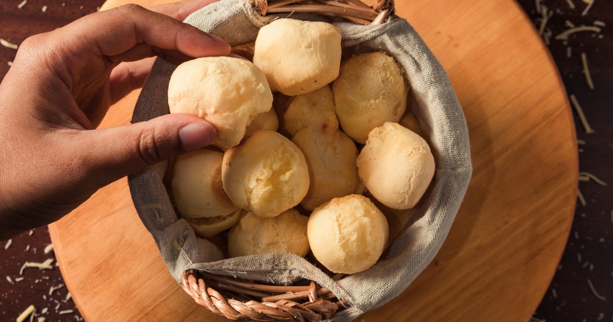 Venha se deliciar com alguns pãezinhos de queijo feitos no liquidificador. São ótimos para uma...