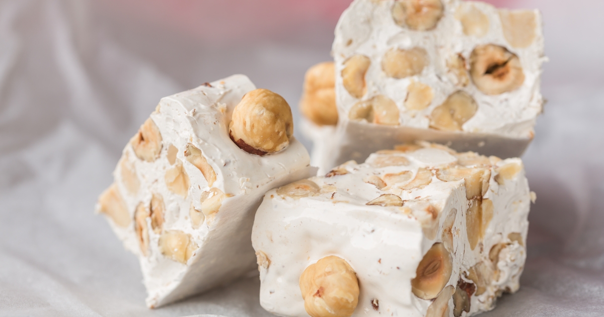 Venha desfrutar de um doce que lembra a infância, torrone caseiro. É fácil de fazer...