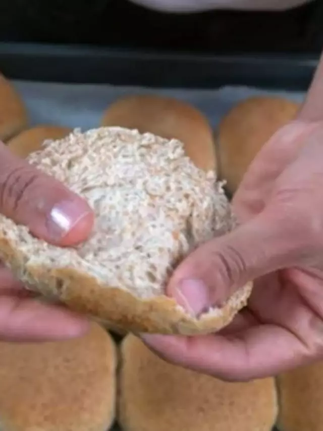 Pãozinho Integral é só misturar tudo, fazer bolinhas e levar para assar. E você terá...