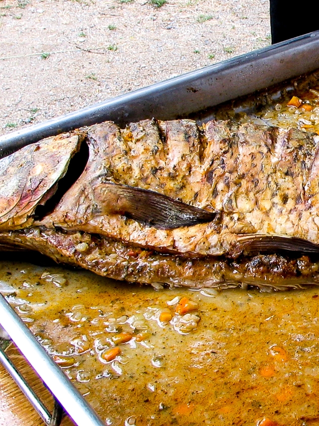 Venha aprender essa receita de peixe de carpa assada no forno, com ingredientes simples você...