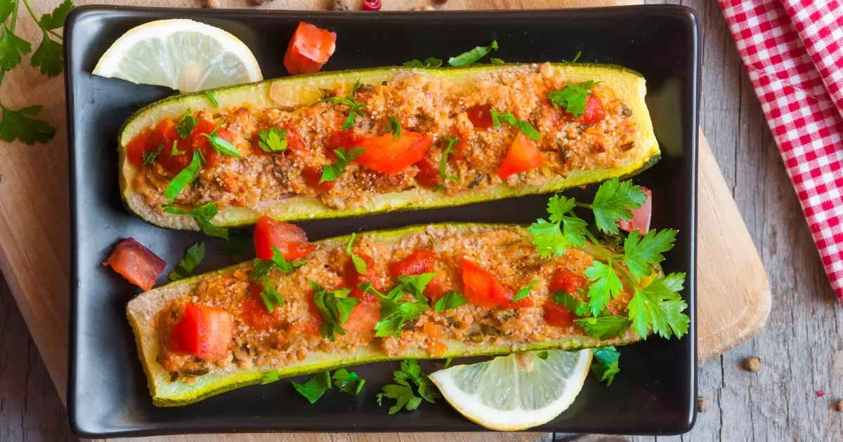 Venha desfrutar dessa receita saudável de abobrinha recheada na airfryer, é uma ótima opção para...