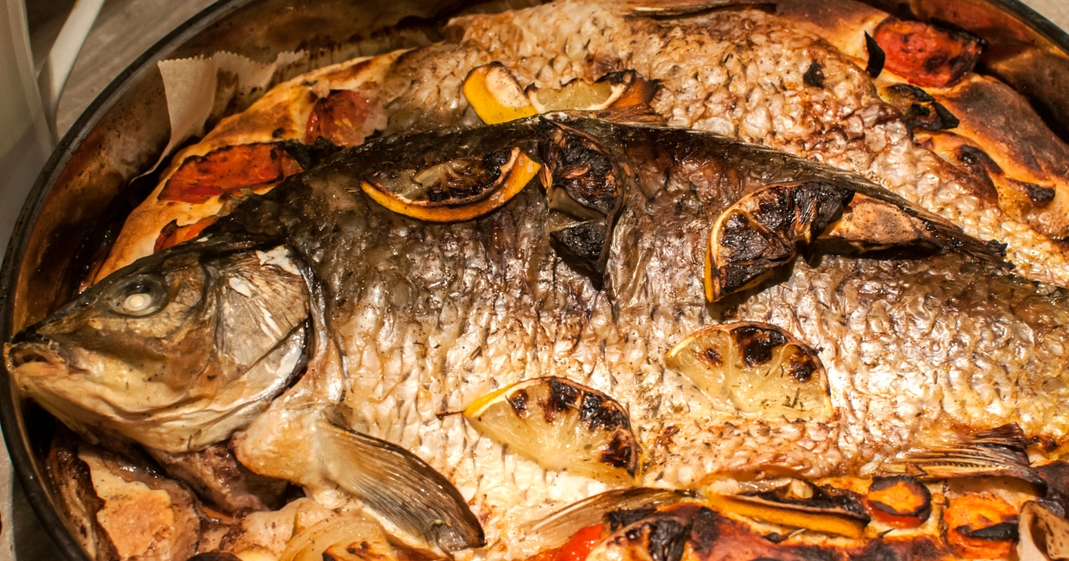 Venha aprender essa receita de peixe de carpa assada no forno, com ingredientes simples você...