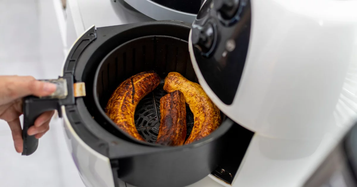 Que tal fazer uma banana assada na airfryer para variar nas guloseimas em em casa?...