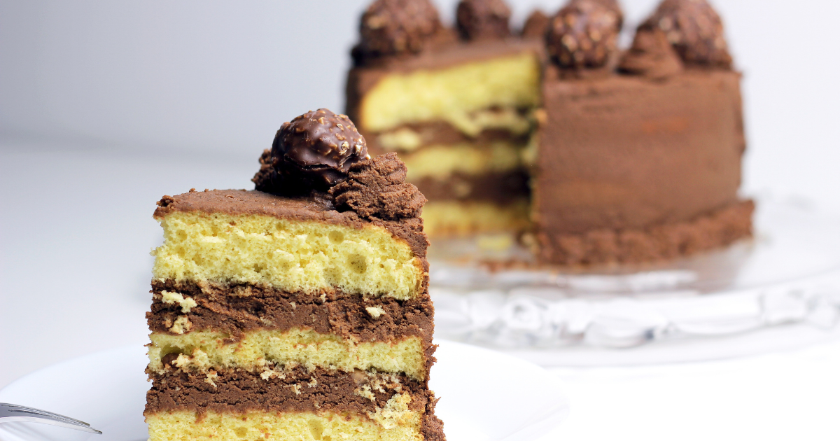 Aprenda a fazer esse bolo de chocolate com creme de coco que é uma delícia...