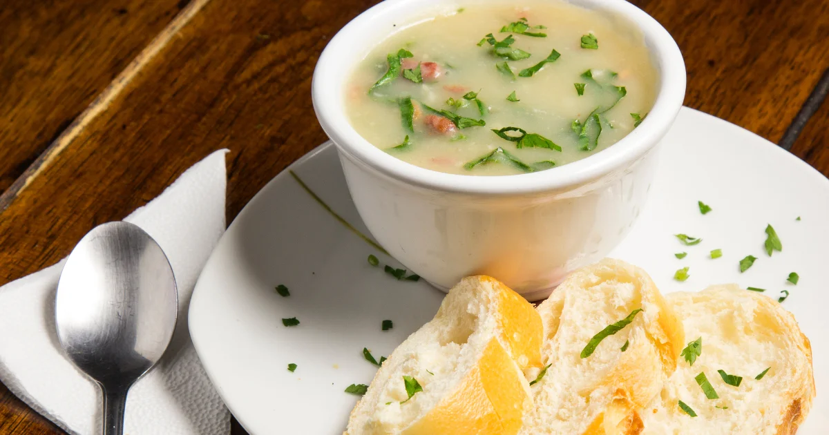 Caldo de Ovos é uma sopa portuguesa deliciosa e fácil de fazer. Aprenda a receita...