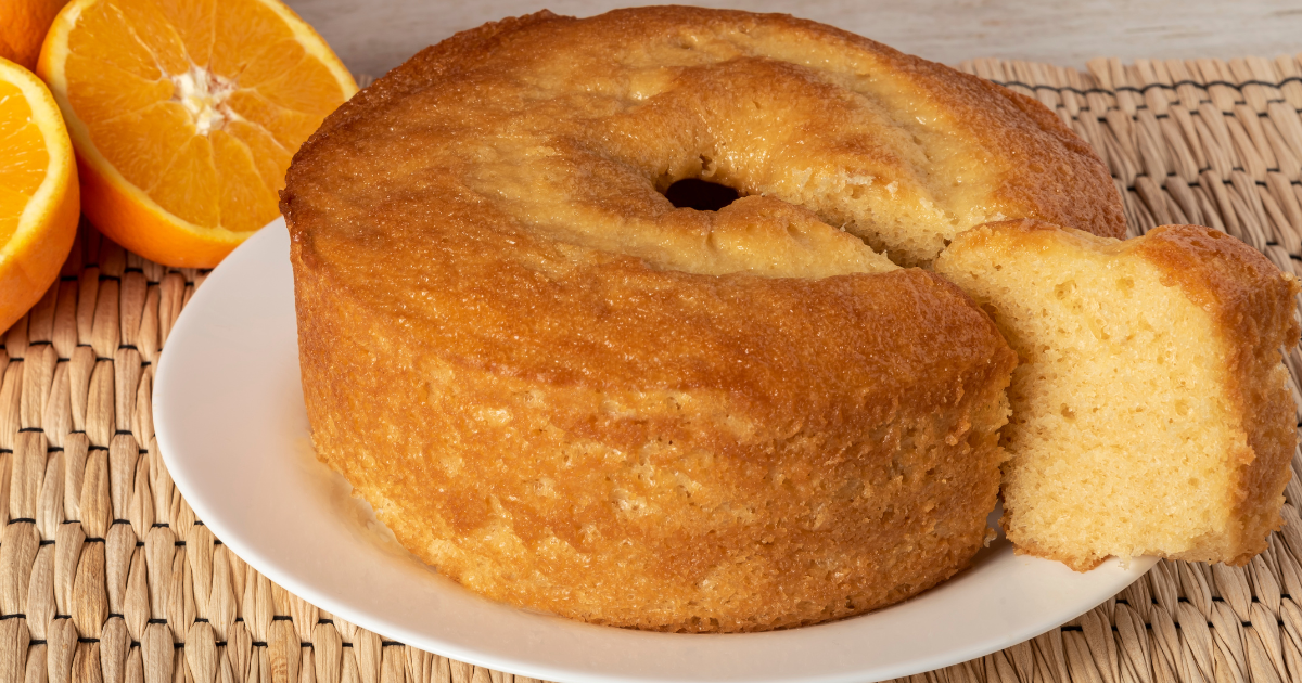 Bolo de laranja simples é uma receita fácil e deliciosa para o café da tarde....