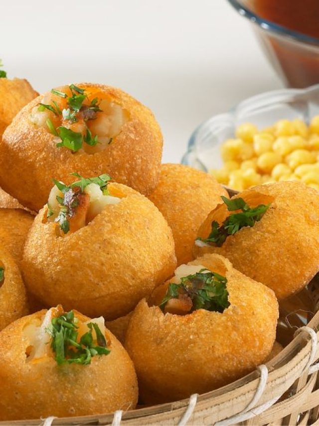 Descubra como fazer Pani Puri, deliciosa receita indiana. Em nosso guia, aprenda o passo a...