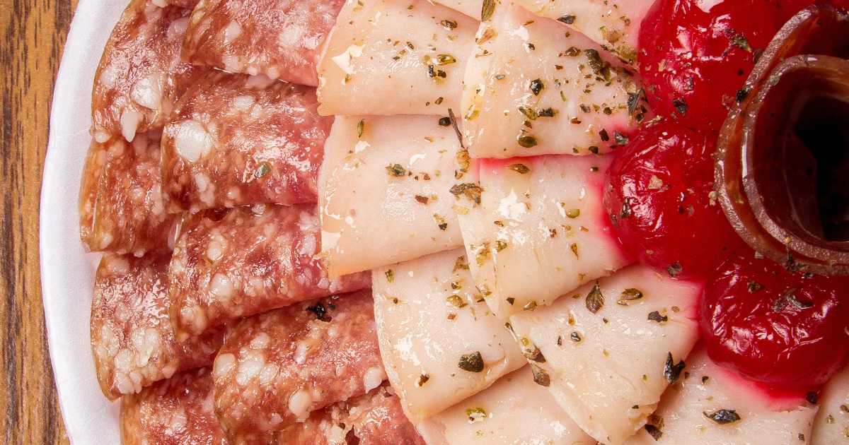 Petiscos: Aperitivo de Salame com Queijo