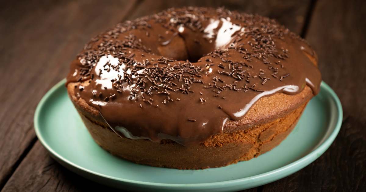 Descubra como fazer um delicioso bolo de chocolate com cobertura de chocolate. Siga nosso passo...