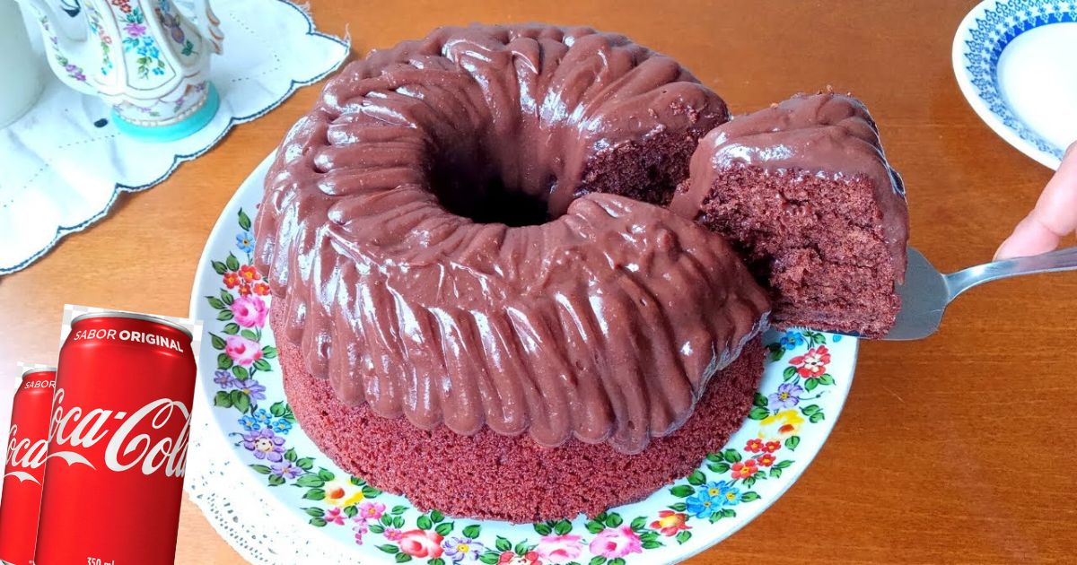 Descubra como fazer um delicioso Bolo de Coca Cola com chocolate, uma receita única e...