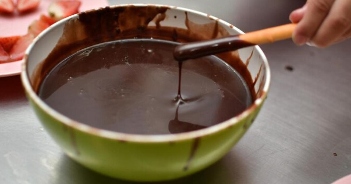 Descubra como fazer uma deliciosa calda de chocolate sem leite condensado! Acompanhe nossa receita detalhada...