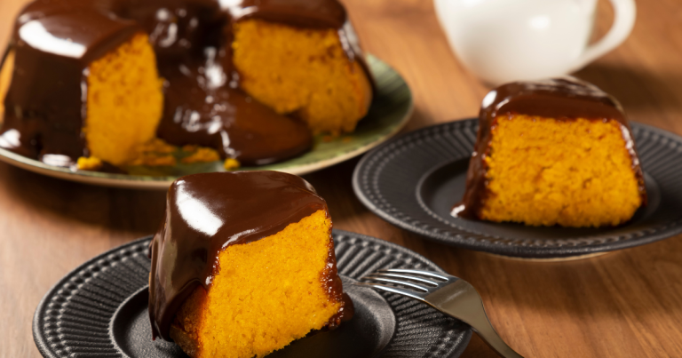 Bolo de Cenoura com Calda de Chocolate