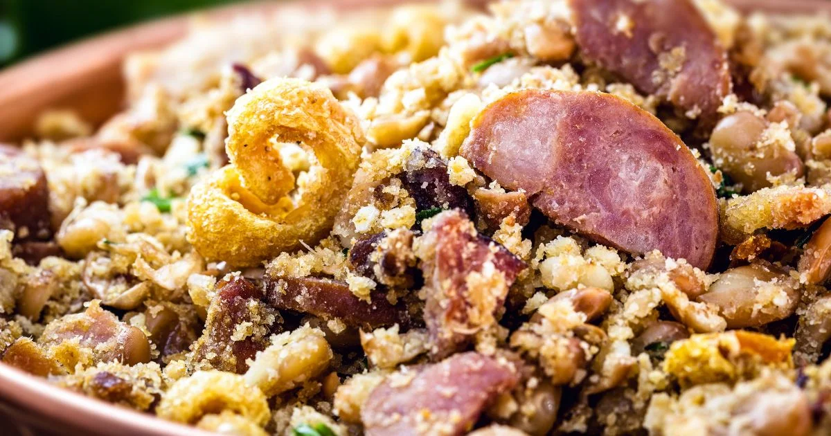 Aprenda a fazer essa receita tradicional de feijão tropeiro que é sucesso aqui em casa....