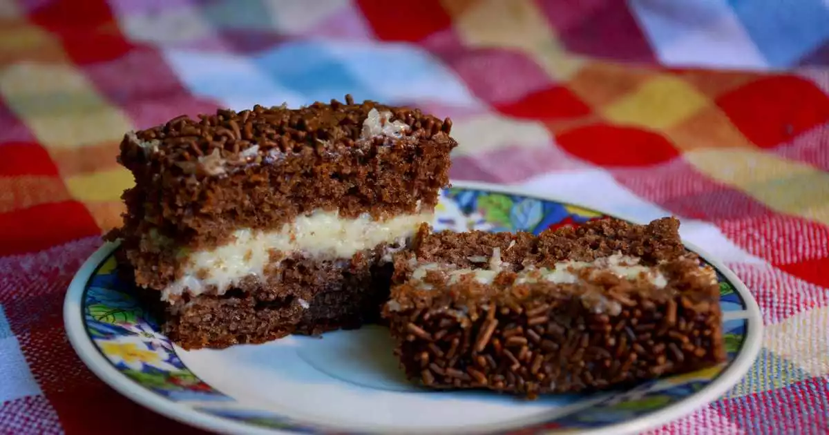 Bolos: Bolo de Chocolate com Recheio de Beijinho