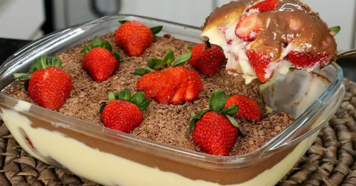 Bombom de morango na travessa: sobremesa fácil, rápida e deliciosa com creme, fruta e chocolate....