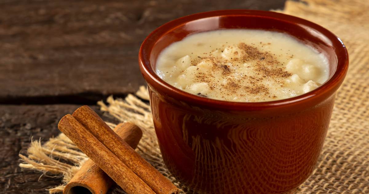 Canjica Cremosa é uma deliciosa sobremesa típica da culinária brasileira, feita com milho branco, leite...