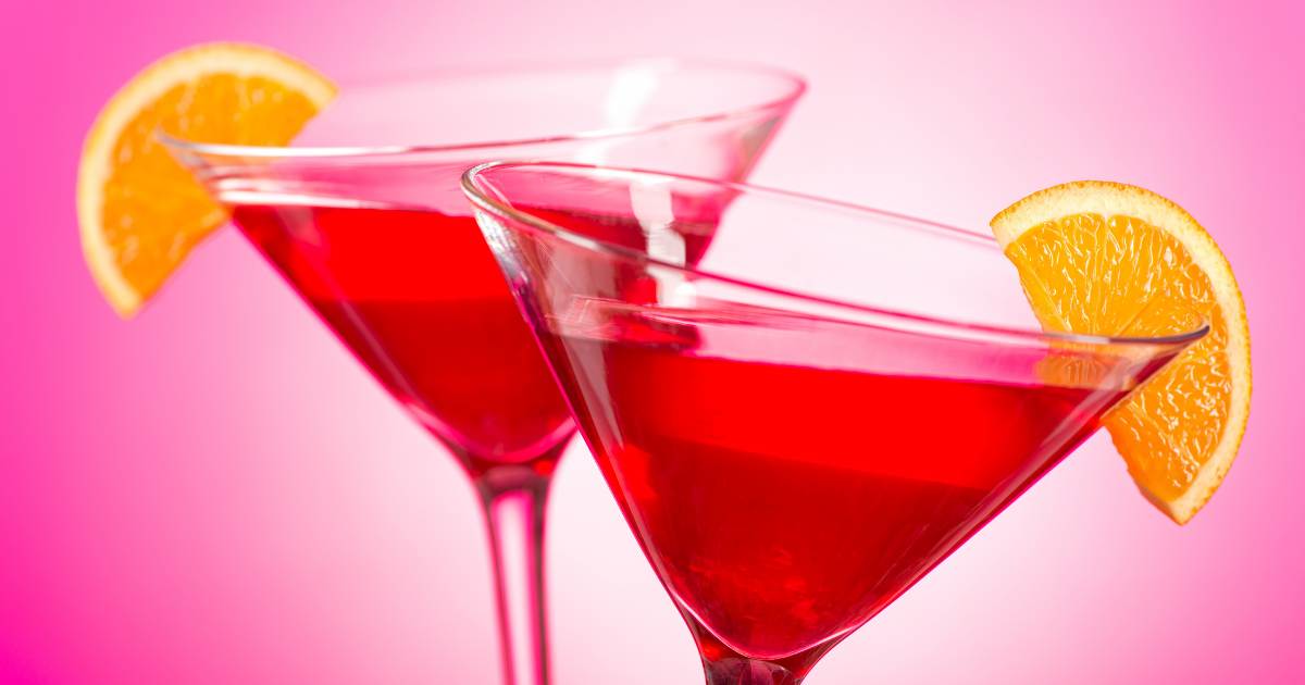 Cosmopolitan é um drink clássico e delicioso, feito com vodka, suco de cranberry, limão e...