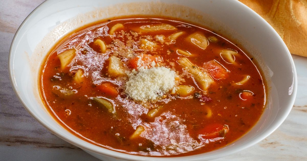 Minestrone é uma deliciosa sopa italiana que leva legumes, feijão e macarrão. É uma ótima...